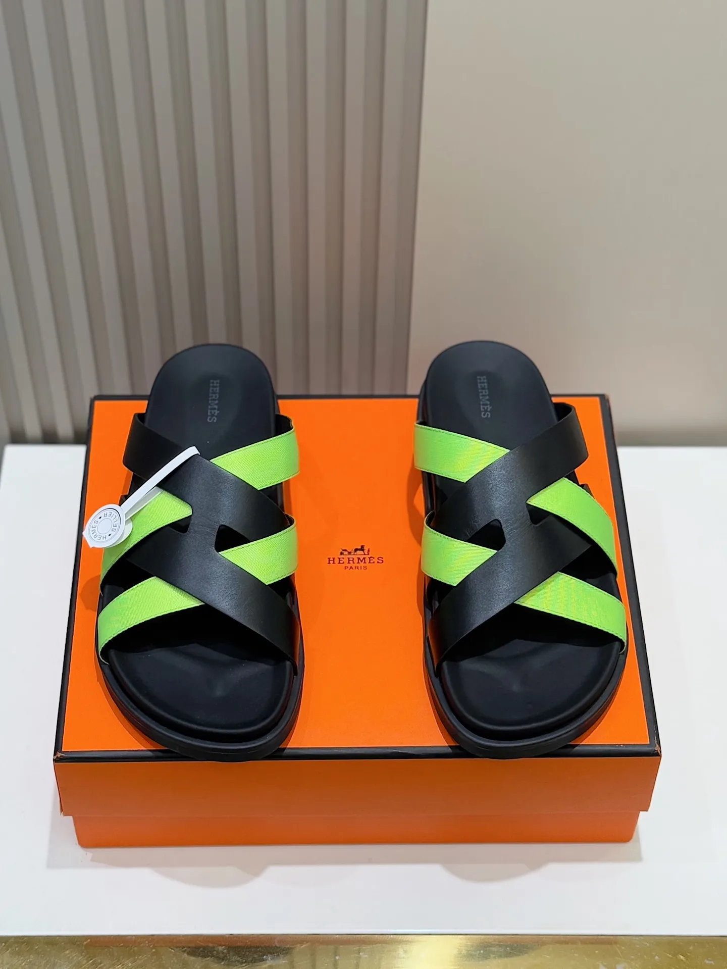 p300💰Men's Shoes Hermes Men's Kazimir Slippers - Top quality woven calfskin functional sandals with an intertwined upper inspired by the "H" iconic pattern to create a casual look, perfect for summer. Imported cowhide + cowhide lining + rubber outsole Size: 39-44 (customized at 38.45.46)